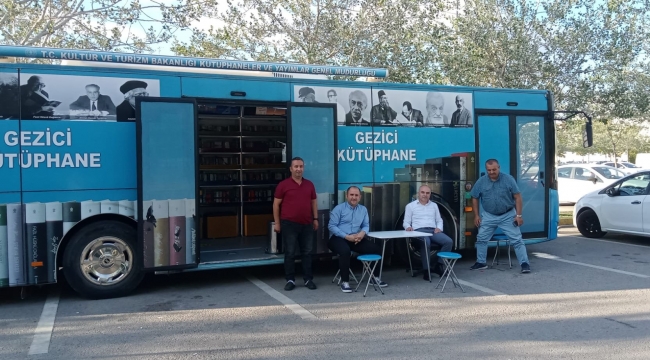 Gezici Kütüphane, her yıl başka ilçede kitap dostlarıyla buluşuyor