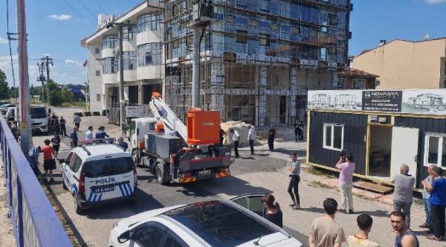 Elektrik akımına kapılıp 4'üncü kattan düşüp öldü