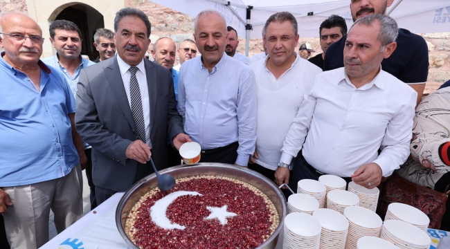 Kaymakam Güler ve Başkan Büyükgöz'den aşure ikramı