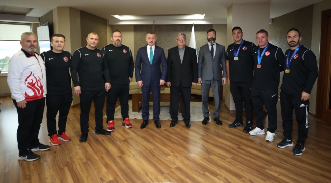 Büyükakın, veteran güreşçileri tebrik etti