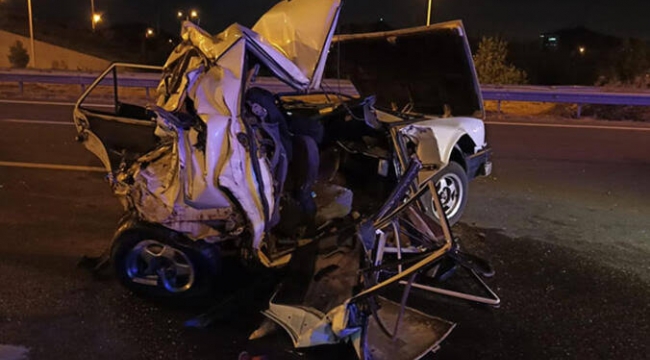 TIR'ın arkadan çarptığı otomobil demir yığınına döndü: 2 yaralı