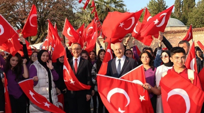 Vali Yavuz ve Başkan Büyükgöz'den Gebzelilere binlerce Türk Bayrağı