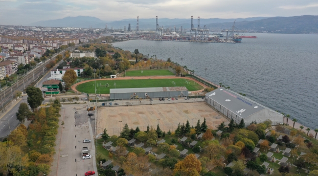 Alparslan Türkeş Spor Kompleksi'nde sahanın mıcır dolgusu yapılıyor
