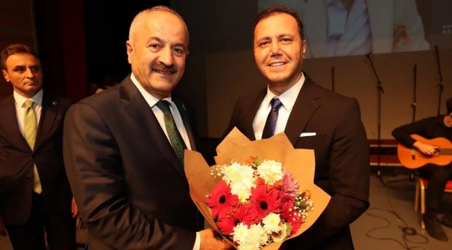 Orhan Hakalmaz türkülerini Gebzeli öğretmenlere söyledi