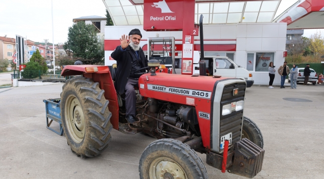 Traktörün deposunu dolduran çiftçi tarlanın yolunu tutuyor