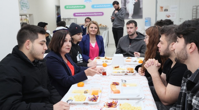 Selvi Kılıçdaroğlu, Anne Eli projesinden yararlanan gençlerin sofrasına konuk oldu