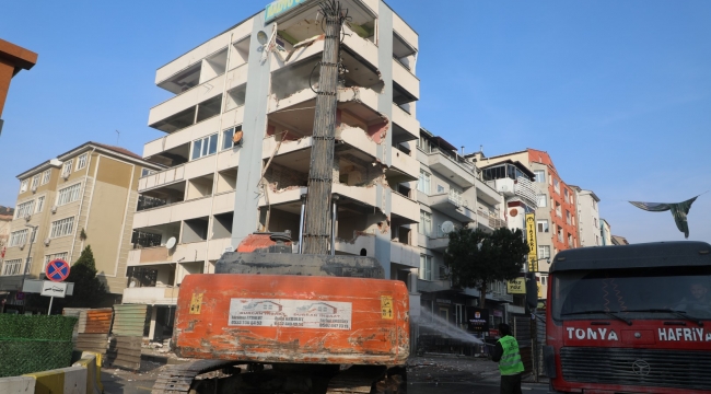 Büyükşehir, Kınay İş Merkezi'nin yıkımına başladı