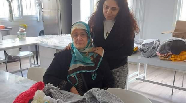 Darıcalı kadınlar, depremzedeler için kıyafet ve battaniye dikiyor
