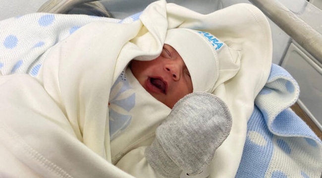Depremden kurtulan çift, Kocaeli'de doğan bebeklerine 'Umut' adını verdi