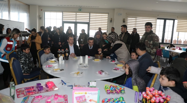 Darıca'ya gelen depremzede Yaren'e doğum günü sürprizi