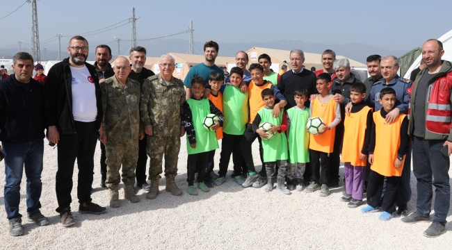 Bakan Akar, Büyükşehir'in çadır kentinde çocuklarla futbol oynadı