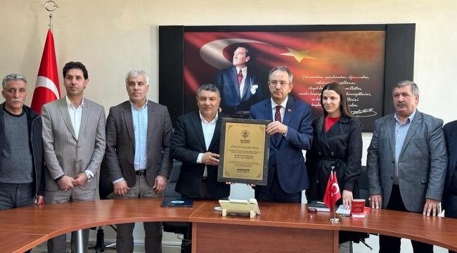 Başkan Şayir’den Kaymakam Kubilay’a fahri hemşerilik beratı
