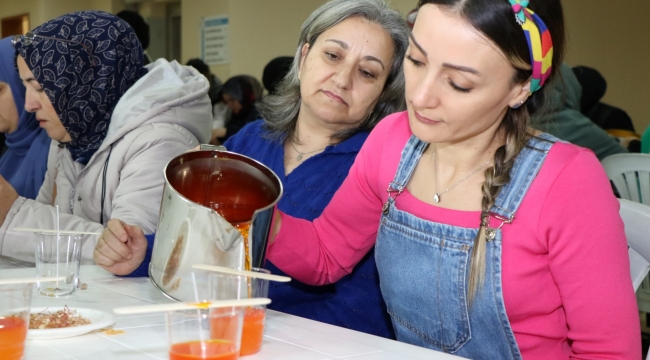 Anne Şehir'den kokulu mum yapımı