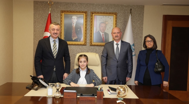 Başkan Büyükakın, makamını 4. sınıf öğrencisi Yayla'ya bıraktı