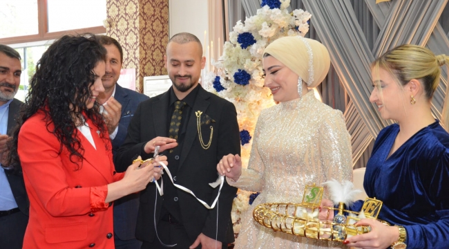 Yudum Kaşıkçı Darıcalı çiftleri yalnız bırakmadı