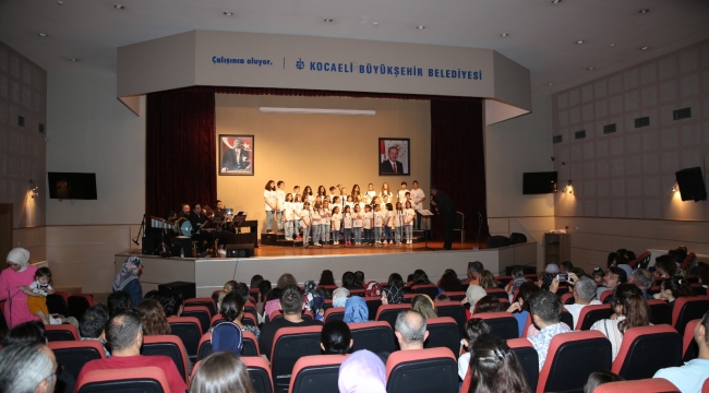 Büyükşehir'in Çocuk Korosu, şarkılarıyla geçmişe götürdü