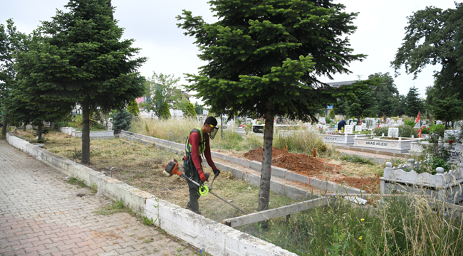 Çayırova'da mezarlıklar bayrama hazır