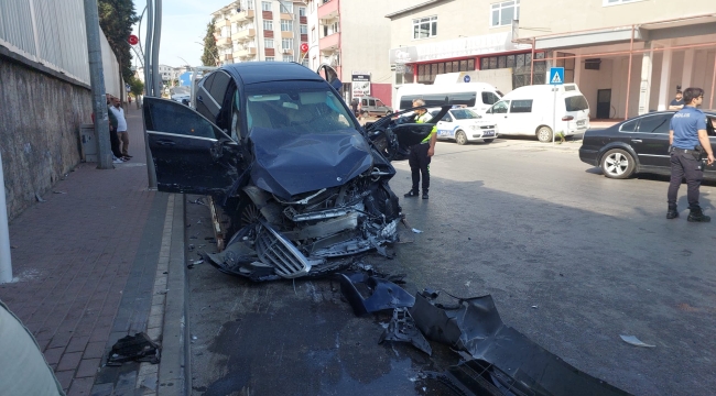Darıca'da otomobil ile servis midibüsü çarpıştı; 1'i bebek 3 yaralı