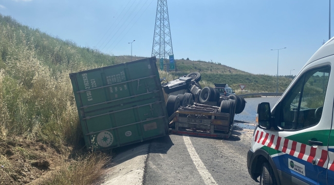 Devrilerek yan yatan TIR'daki kimyasal madde yola saçıldı