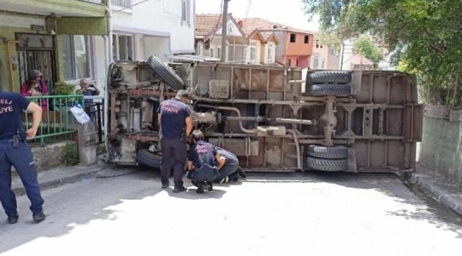 Kamyonet yokuş çıkarken devrildi