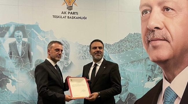 AK Parti Darıca'nın yeni başkanı Şakar, yetki belgesini Kandemir'in elinden aldı