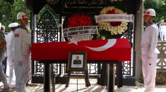 Emekliye ayrıldıktan 2 gün sonra yaşamını yitiren Tuğamiral Akçay, toprağa verildi