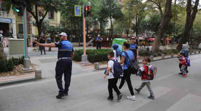 Okulların ilk gününde Büyükşehir Zabıtası görev başında olacak