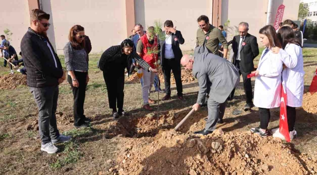 Başkan Bıyık, öğrencilerle fidan dikti