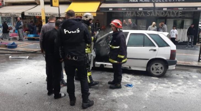 Caddede park halindeyken motoru tutuşan otomobil panik yarattı
