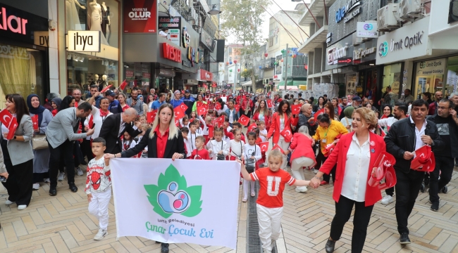 Çınar Çocuk Evi'nin minikleri İzmit sokaklarında 100'üncü yıl coşkusu yaşattı
