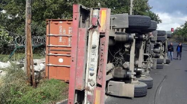 Devrilen konteyner yüklü TIR'ın sürücüsü yaralandı