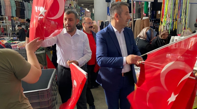 Gebze Seyyar Pazarcılar ve Esnaflar Odası, semt pazarı esnaflarına Türk Bayrağı dağıttı
