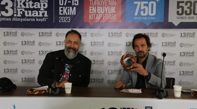 Kitap Fuarında çay simit eşliğinde sohbet
