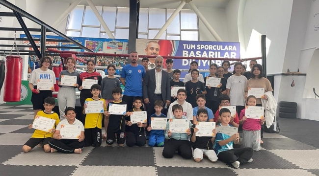 Yeni kick boks sporcuları kuşak diplomalarını aldı