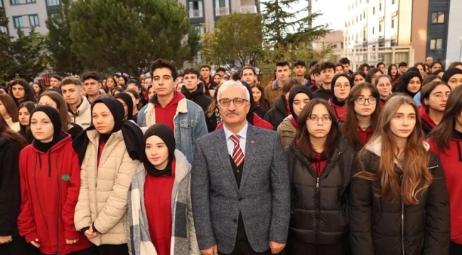 Kaymakam Özyiğit ve Başkan Büyükgöz, ara tatil sonrası bayrak töreninde