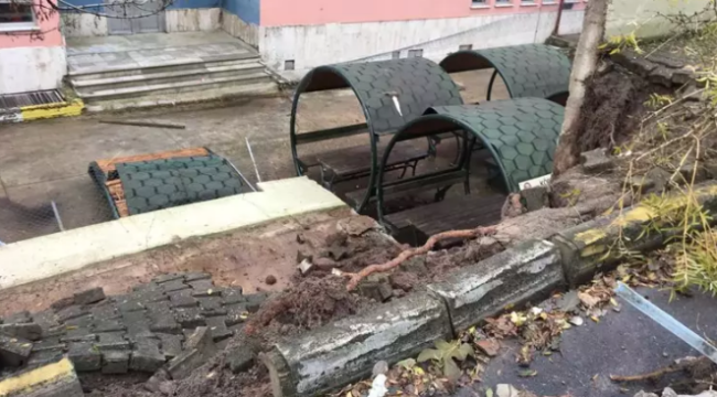 Yağmur sırasında okul bahçesinin istinat duvarı yıkıldı