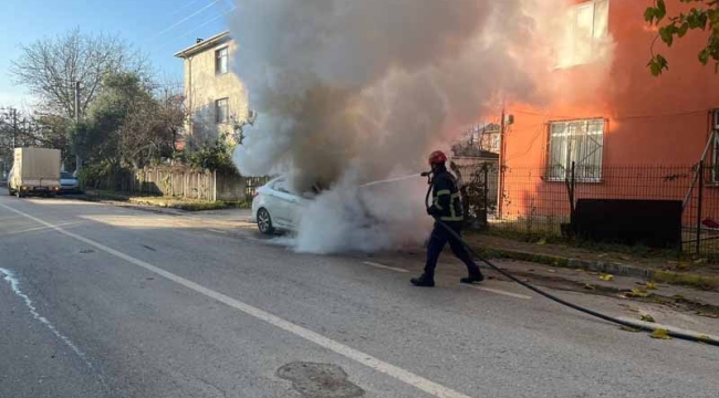 Alev alan otomobili Büyükşehir itfaiyesi söndürdü