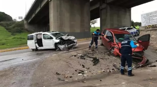 Otomobille hafif ticari araç kafa kafaya çarpıştı: 3 yaralı