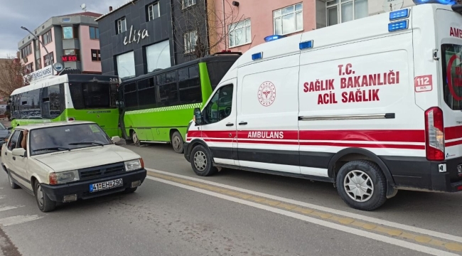Özel halk otobüsü, durakta yolcu alan belediye otobüsüne çarptı: 6 yaralı