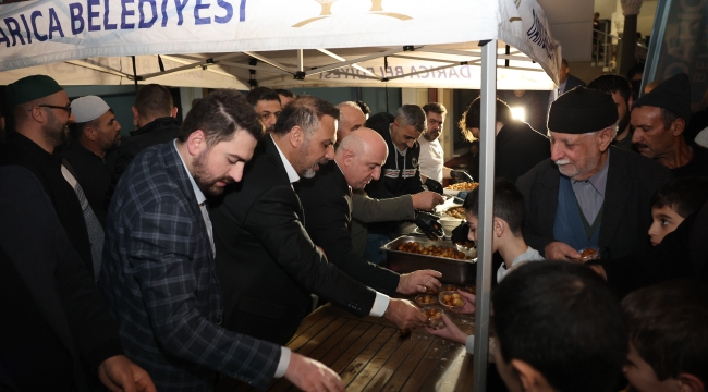 Darıca'da 6 Şubat depreminde hayatını kaybedenler anısına lokma dağıtıldı