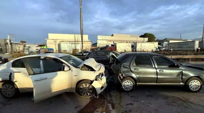 İzmit'te 3 otomobil zincirleme kazaya karıştı: 4 yaralı