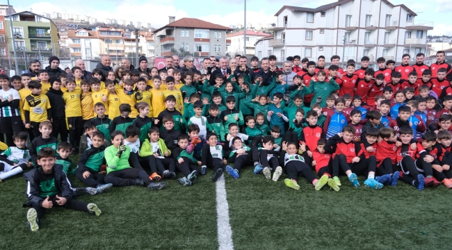 Minik futbolcular Büyükakın'a hünerlerini sergiledi