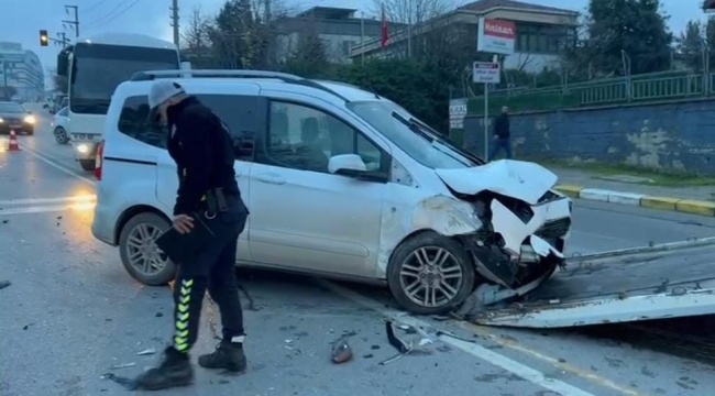 Otomobil ile hafif ticari araç çarpıştı; 3 yaralı