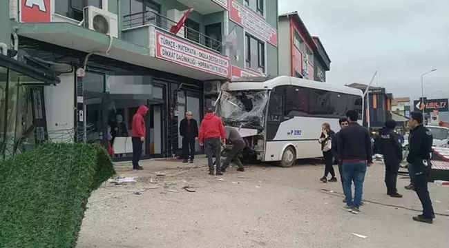 Sürücüsü rahatsızlanan midibüs, eğitim kurumunun kapısına çarptı