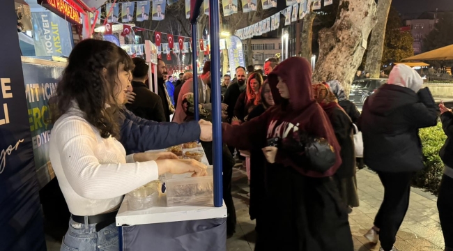 AK Parti İzmit'te her akşam lokma dağıtıyor