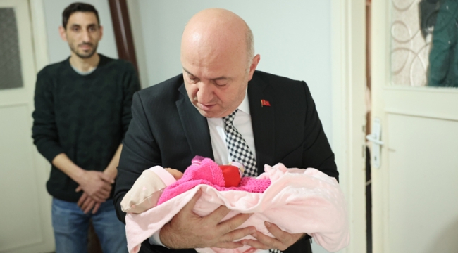 Başkan Bıyık, yeni doğan bebeğin kulağına ezan okudu