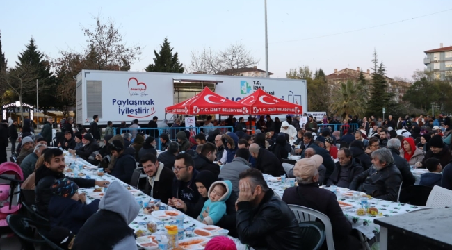 İzmit Belediyesi Mobil Aşevi iftar sofraları ile gönüllere dokunmayı sürdürüyor