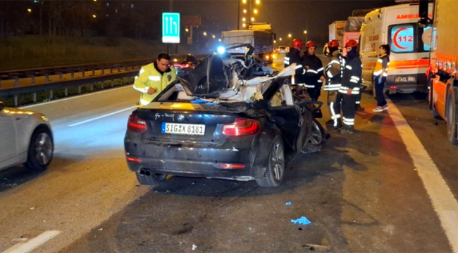 Otomobil, TIR'ın altına girdi: 1 ölü, 2 yaralı