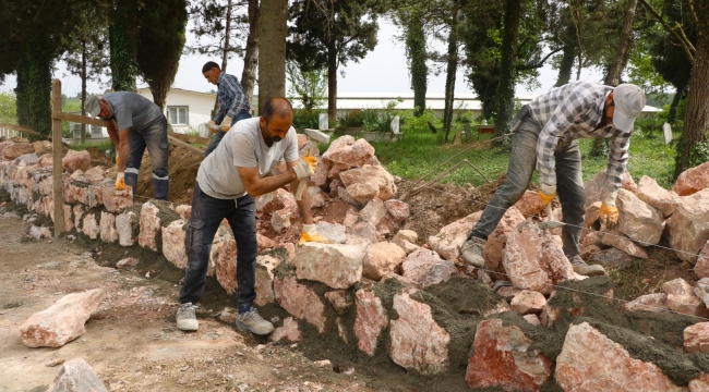 17 mezarlıkta taş duvar ve tel çit yapılıyor