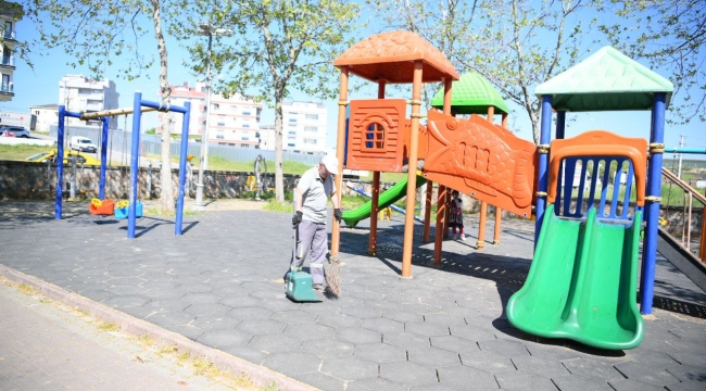 Çayırova'daki parklarda temizlik çalışmaları devam ediyor
